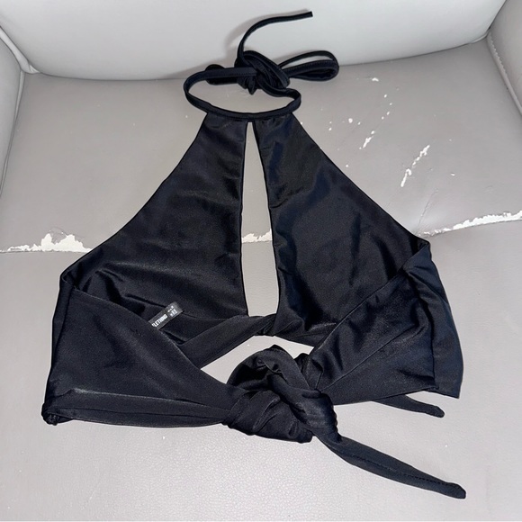 PrettyLittleThing Black Twist Front Keyhole Bikini Top - Picture 5 of 7